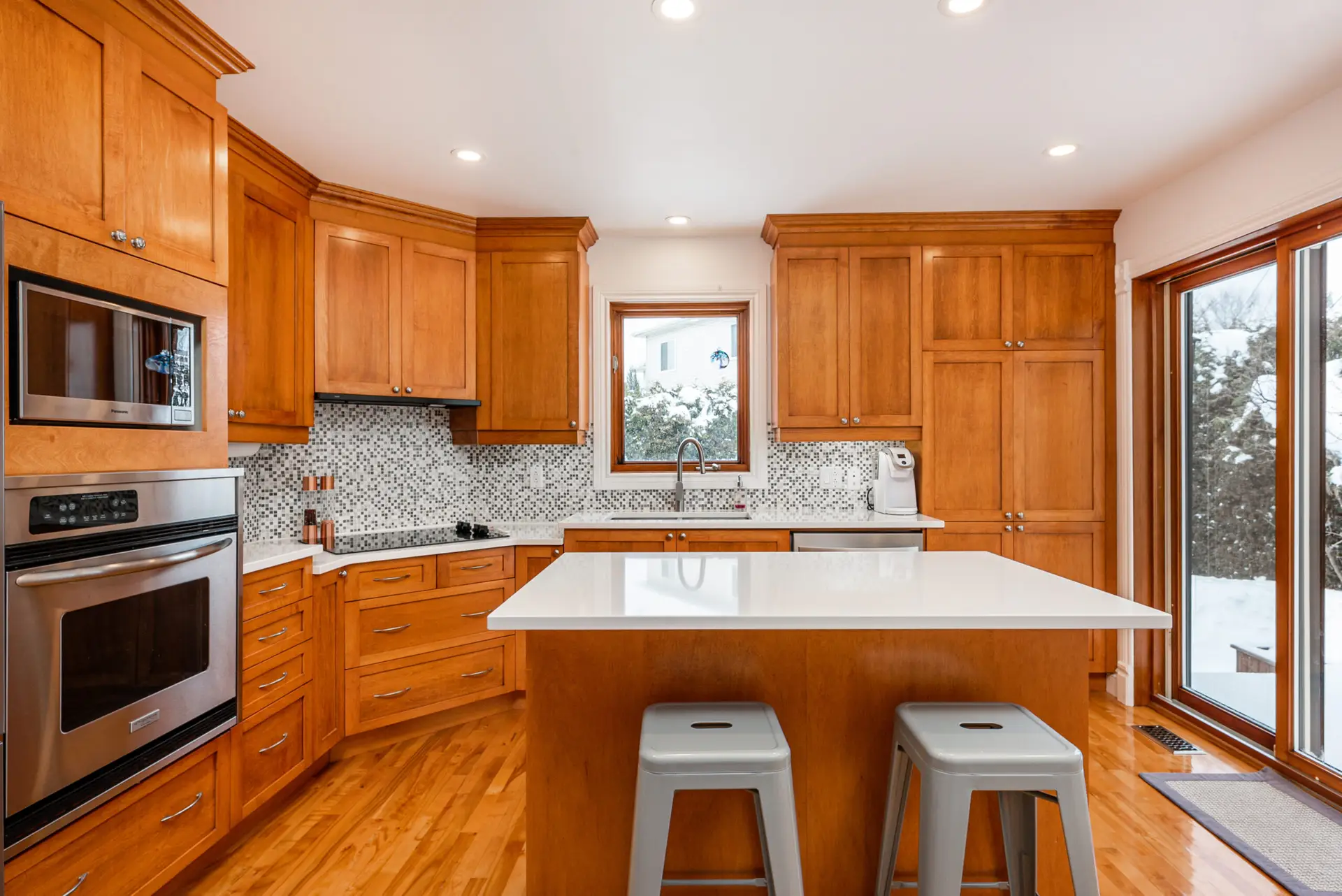 Armoire de cuisine en bois : élégante et naturelle, elle apporte chaleur et authenticité à votre espace, tout en offrant une durabilité et un style intemporel.